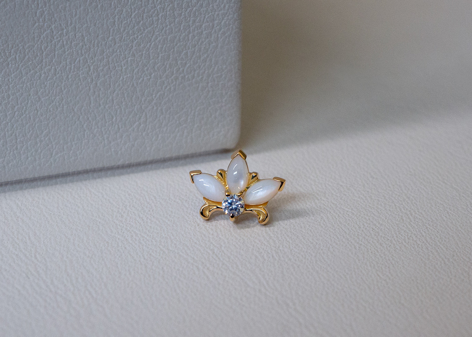 Auris - Royal Lily - Nacre